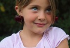 petite fille et cerises