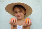 petite fille et abricots