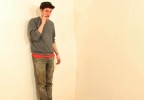 Jeune homme contre un mur