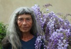 Portrait de femme devant une glycine