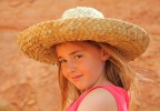 petite fille et chapeau de paille