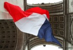 Drapeau sous l’arc de triomphe 2