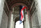 Drapeau sous l’arc de triomphe