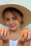 petite fille et abricots